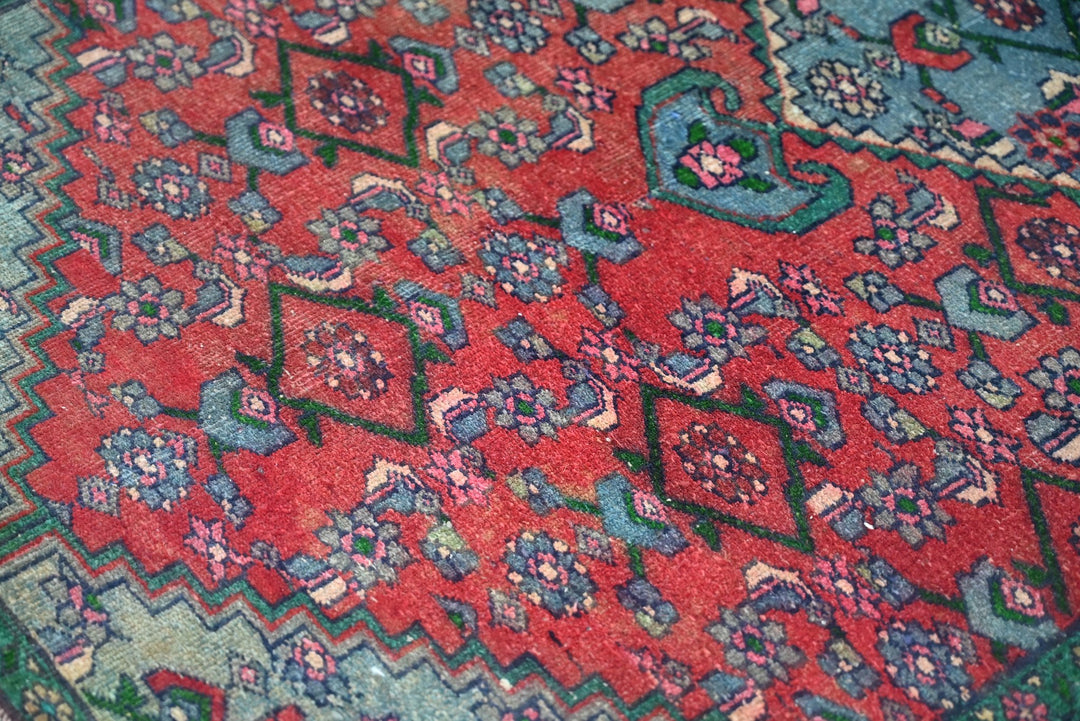 red Accent rug 3' 0" x 5' 8"