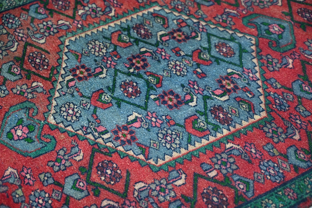 red Accent rug 3' 0" x 5' 8"