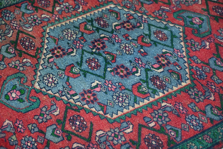 red Accent rug 3' 0" x 5' 8"