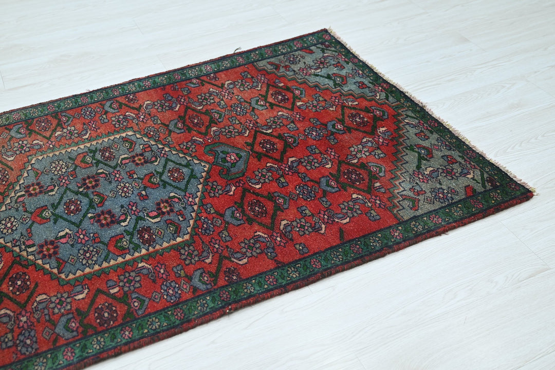 red Accent rug 3' 0" x 5' 8"