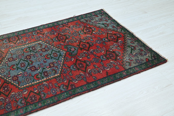 red Accent rug 3' 0" x 5' 8"