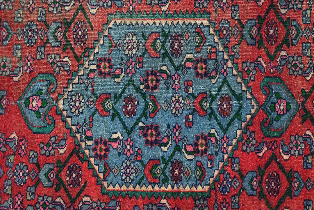 red Accent rug 3' 0" x 5' 8"