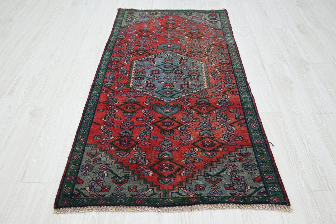 red Accent rug 3' 0" x 5' 8"