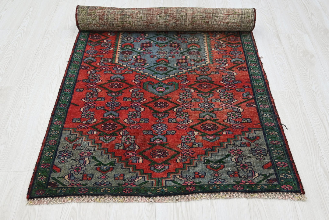 red Accent rug 3' 0" x 5' 8"