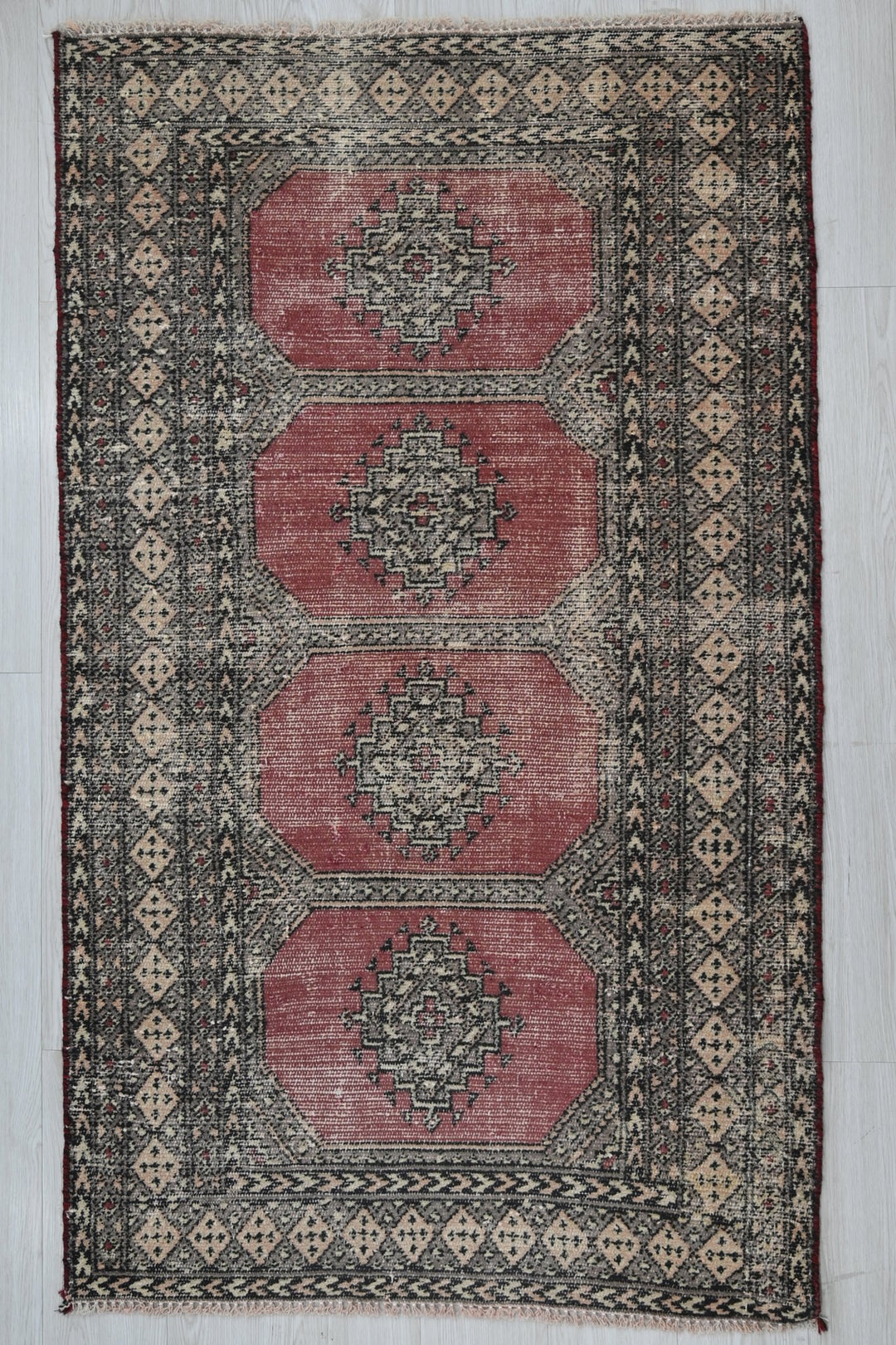 red Accent rug 3' 0" x 5' 0"
