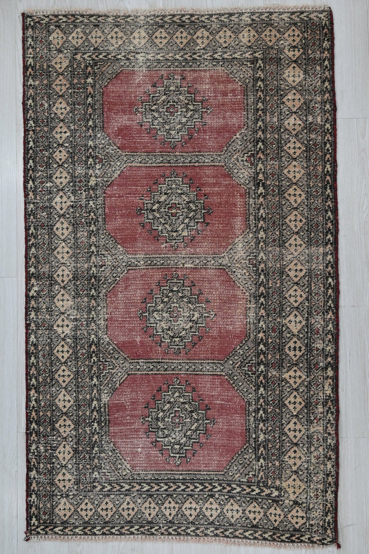 red Accent rug 3' 0" x 5' 0"