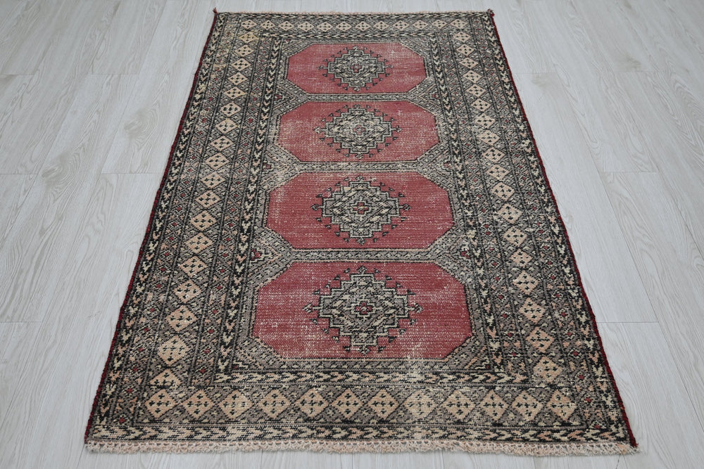 red Accent rug 3' 0" x 5' 0"