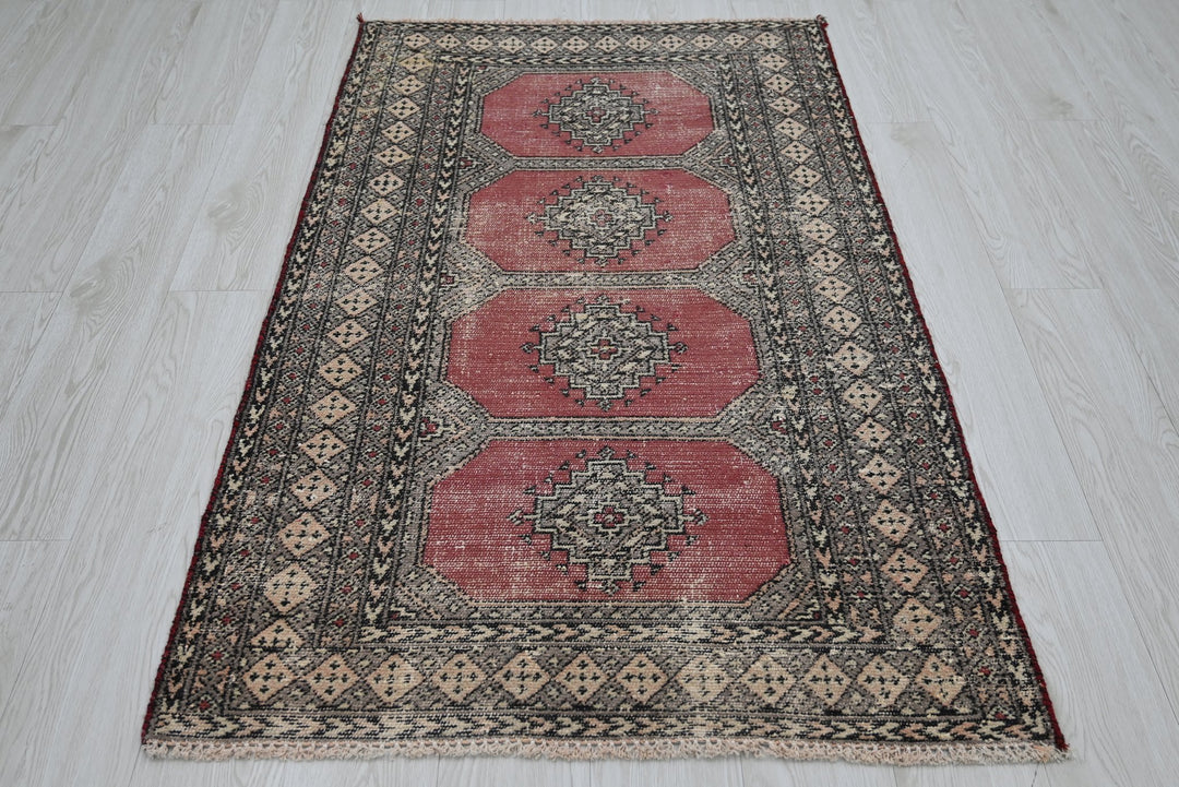 red Accent rug 3' 0" x 5' 0"
