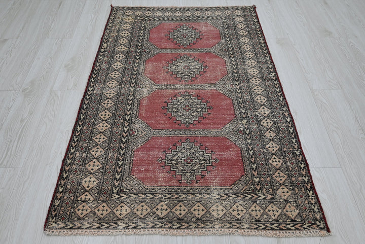 red Accent rug 3' 0" x 5' 0"