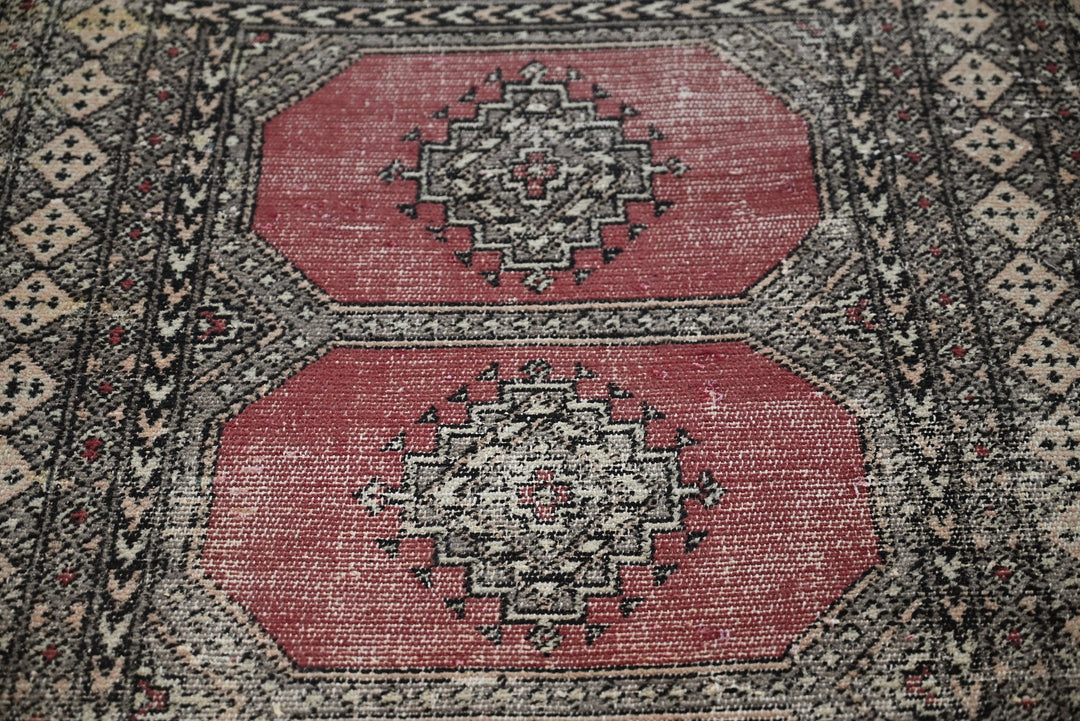 red Accent rug 3' 0" x 5' 0"