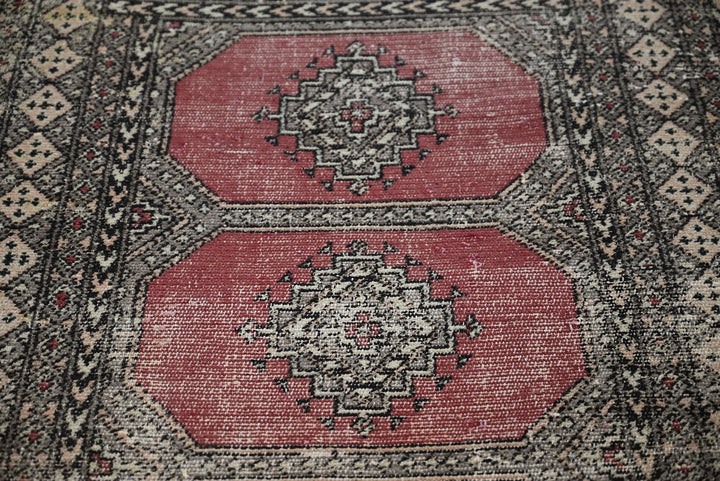 red Accent rug 3' 0" x 5' 0"