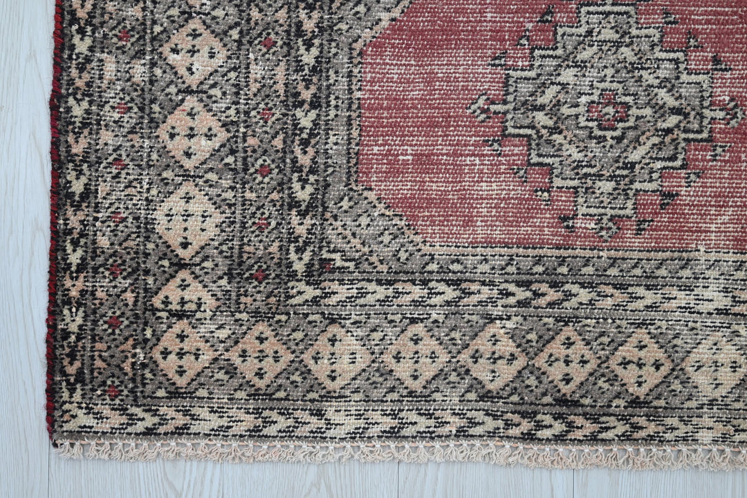 red Accent rug 3' 0" x 5' 0"