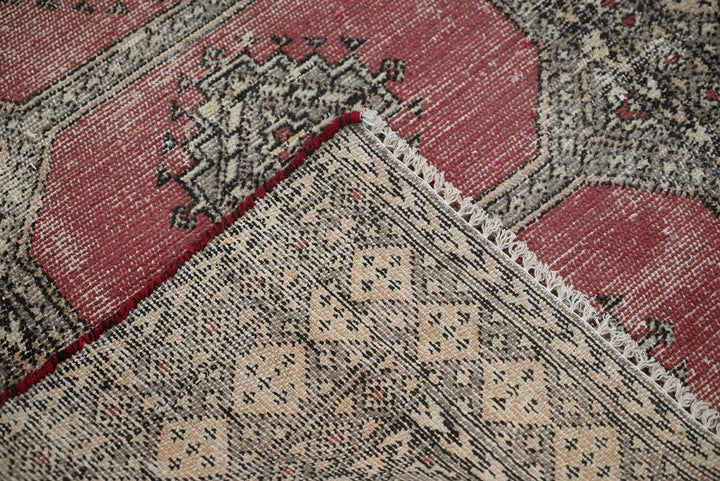 red Accent rug 3' 0" x 5' 0"