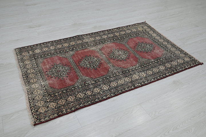 red Accent rug 3' 0" x 5' 0"