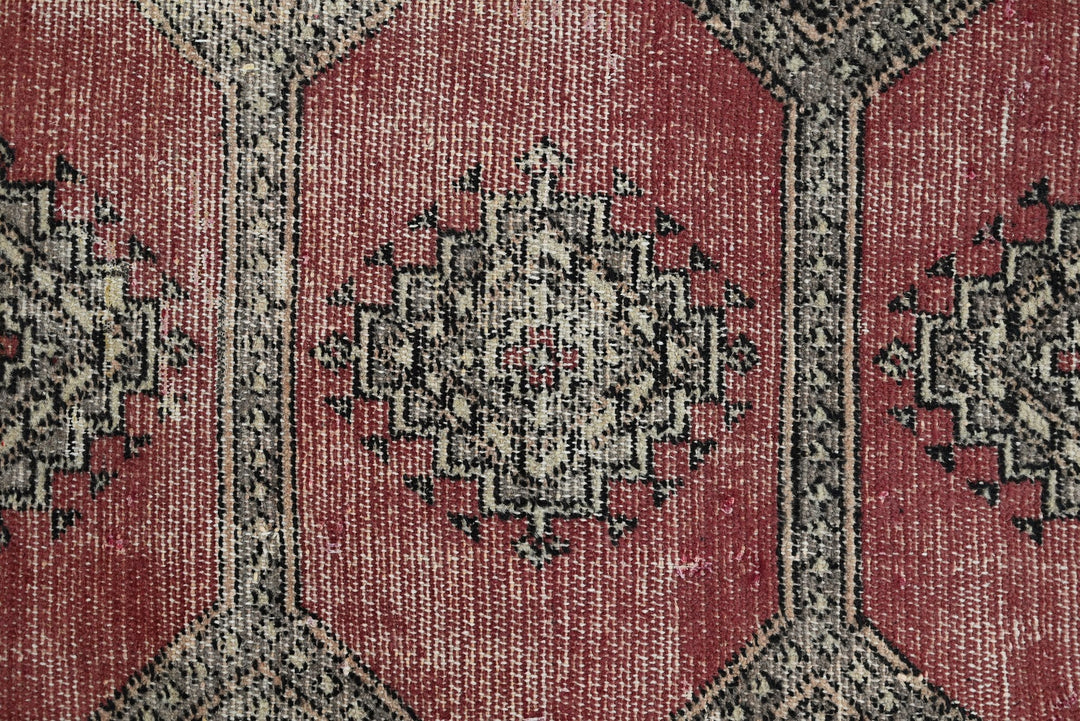 red Accent rug 3' 0" x 5' 0"