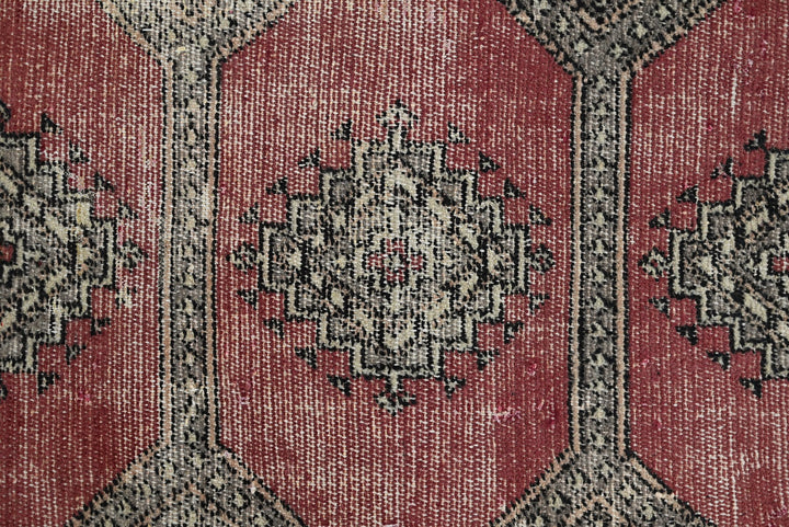 red Accent rug 3' 0" x 5' 0"