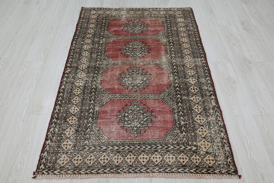 red Accent rug 3' 0" x 5' 0"