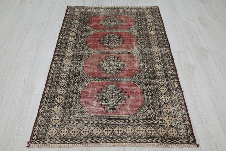 red Accent rug 3' 0" x 5' 0"