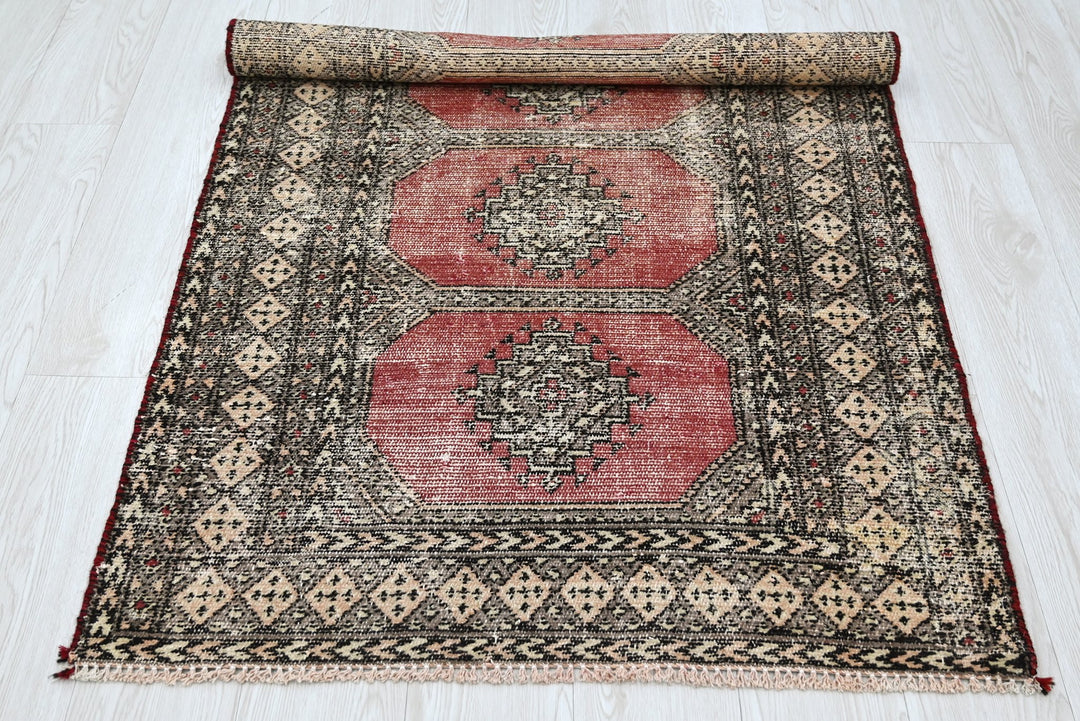 red Accent rug 3' 0" x 5' 0"