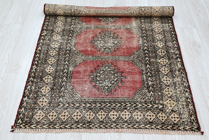 red Accent rug 3' 0" x 5' 0"