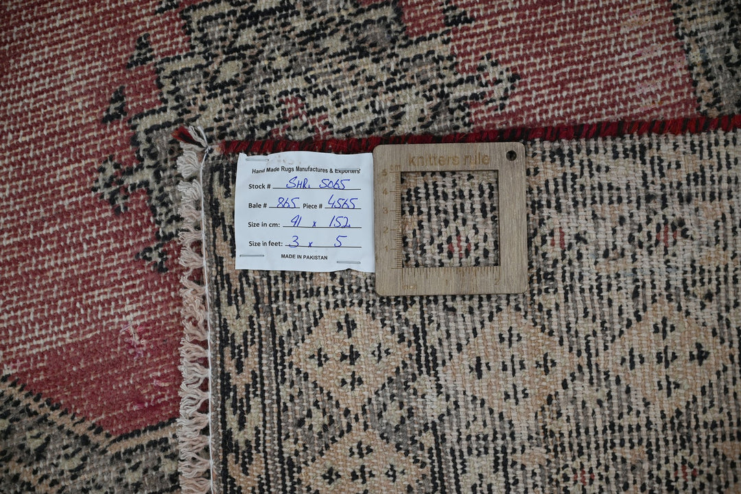 red Accent rug 3' 0" x 5' 0"
