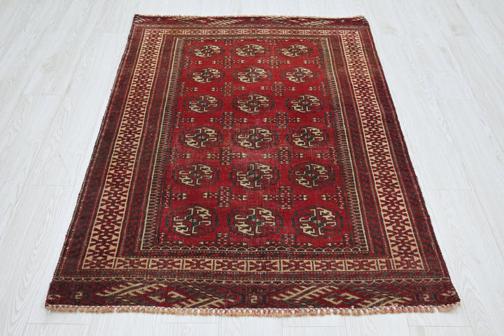 red Accent rug 3' 4" x 4' 10"