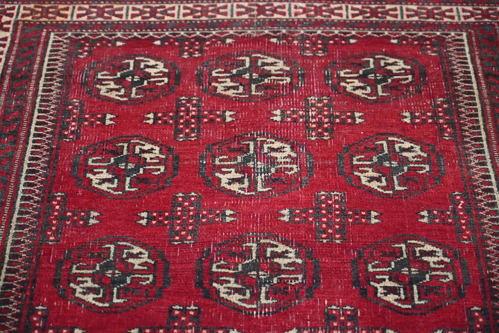 red Accent rug 3' 4" x 4' 10"