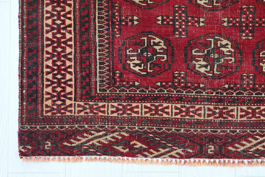 red Accent rug 3' 4" x 4' 10"
