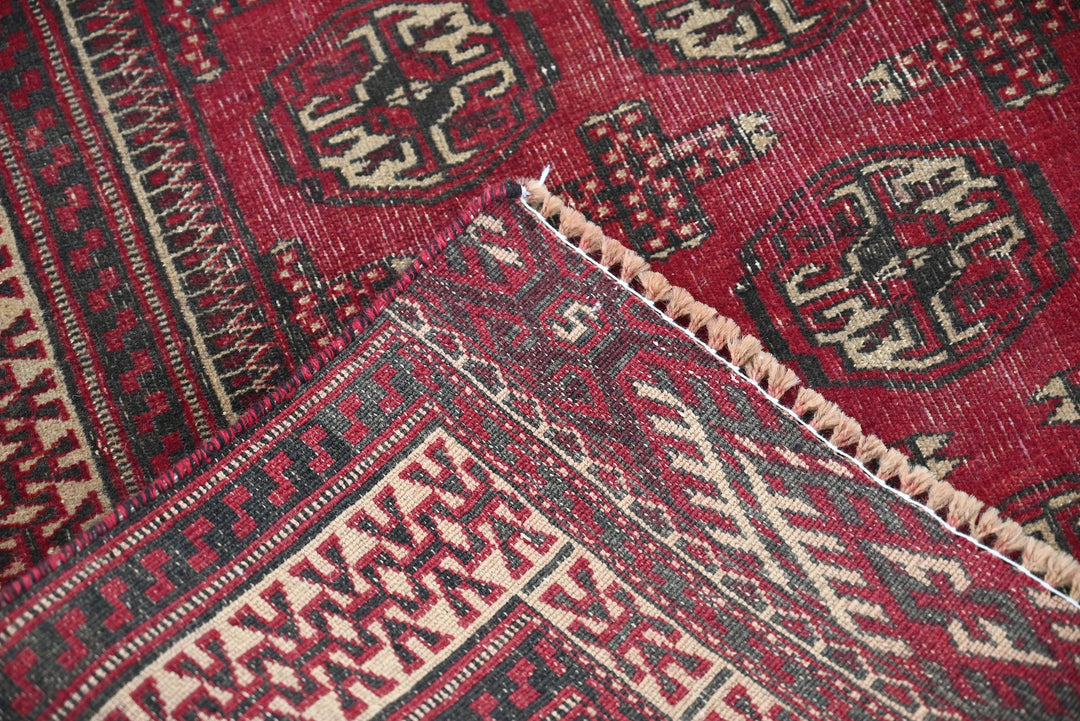 red Accent rug 3' 4" x 4' 10"