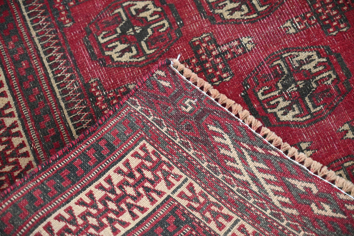 red Accent rug 3' 4" x 4' 10"