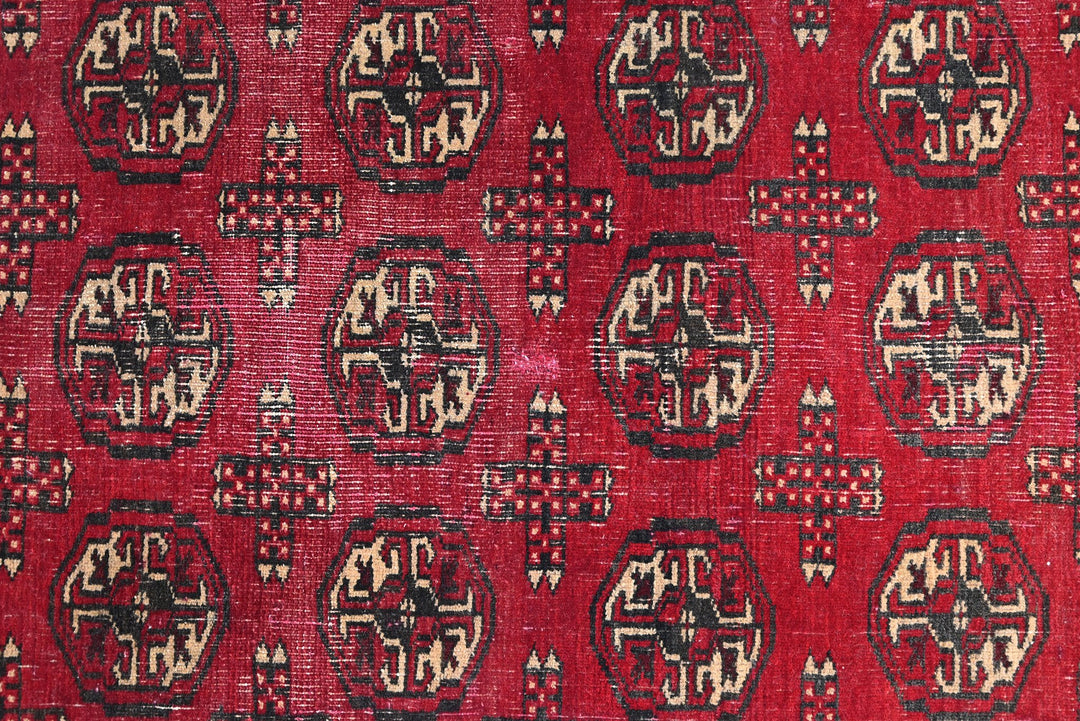 red Accent rug 3' 4" x 4' 10"