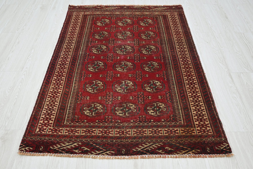 red Accent rug 3' 4" x 4' 10"
