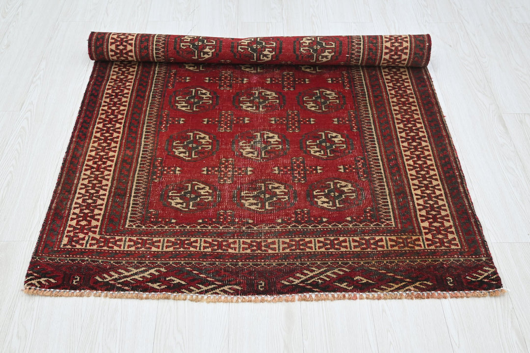 red Accent rug 3' 4" x 4' 10"