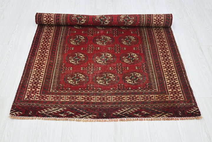 red Accent rug 3' 4" x 4' 10"