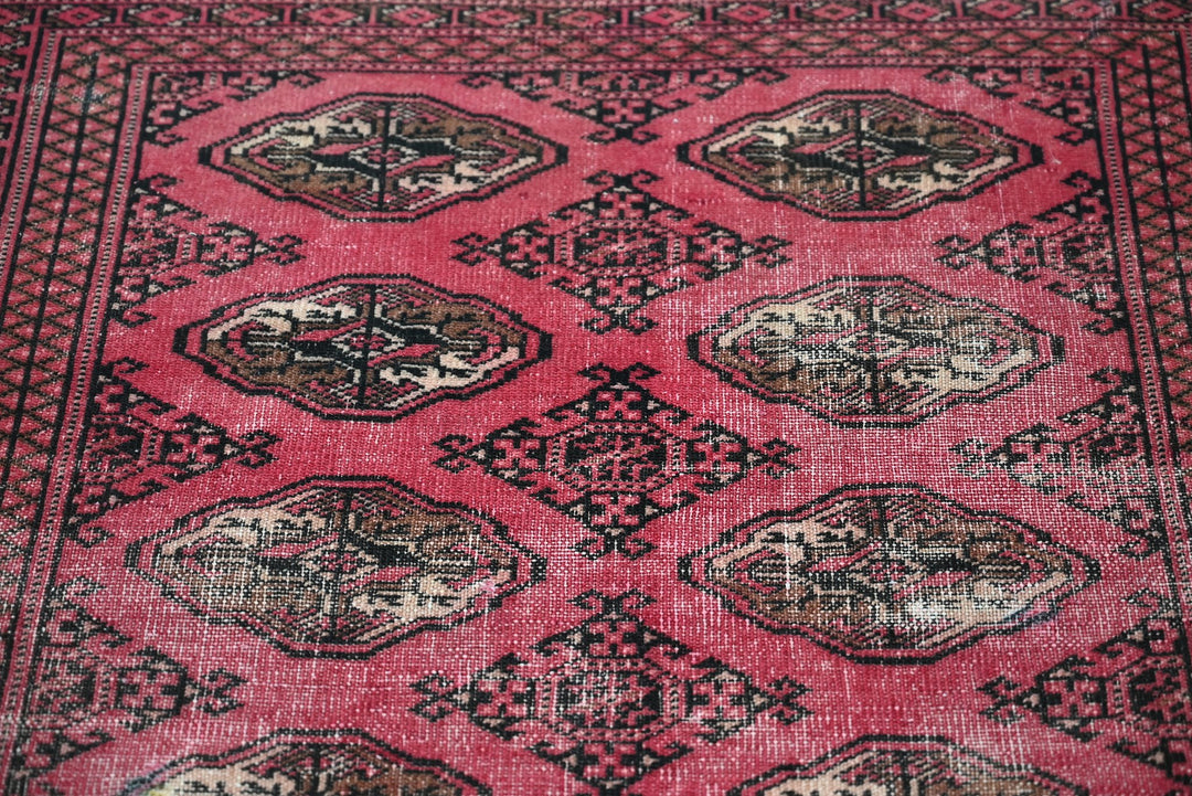 red Accent rug 3' 2" x 4' 1"