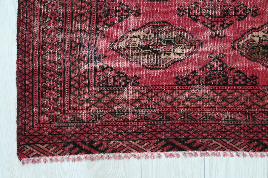 red Accent rug 3' 2" x 4' 1"