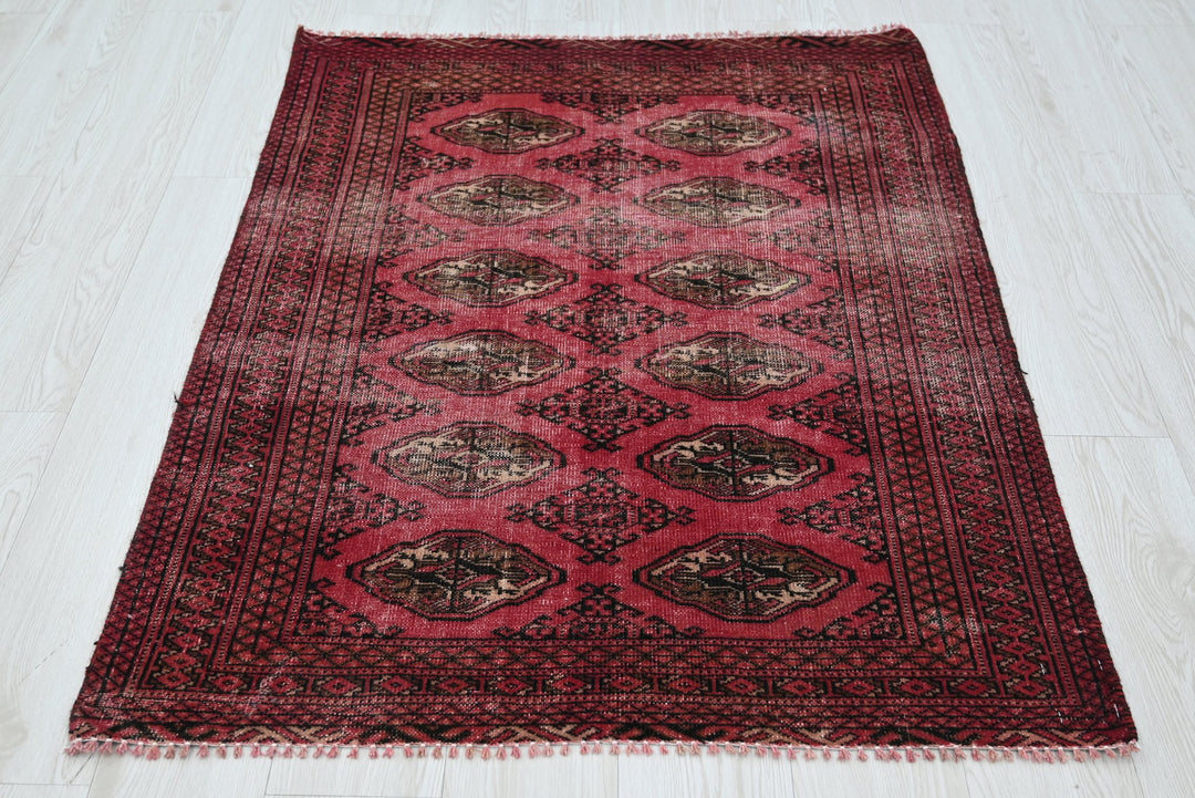 red Accent rug 3' 2" x 4' 1"