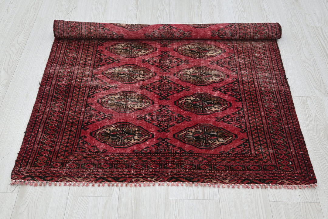red Accent rug 3' 2" x 4' 1"