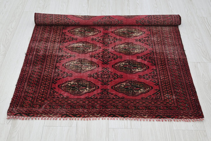 red Accent rug 3' 2" x 4' 1"