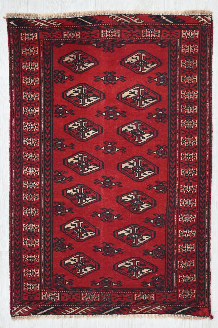 red Accent rug 2' 11" x 4' 2"