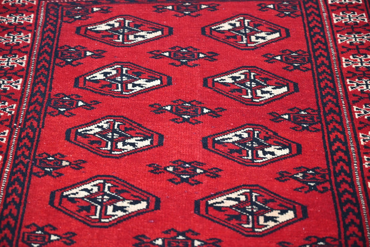 red Accent rug 2' 11" x 4' 2"