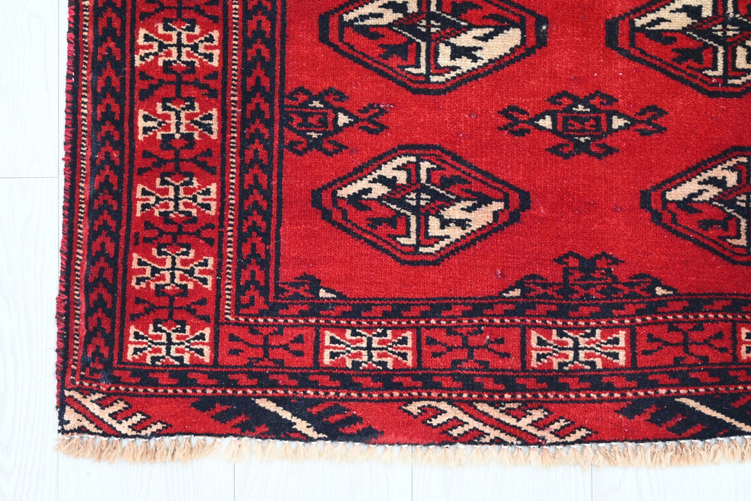 red Accent rug 2' 11" x 4' 2"
