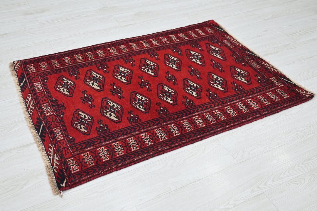 red Accent rug 2' 11" x 4' 2"