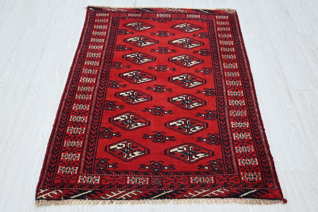 red Accent rug 2' 11" x 4' 2"