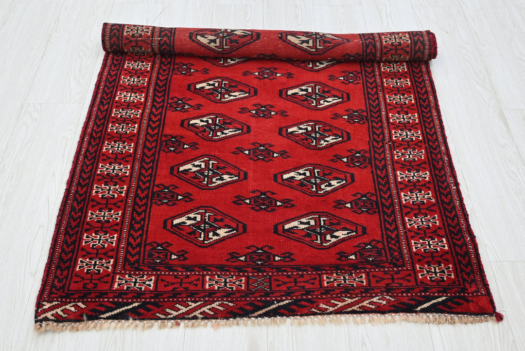 red Accent rug 2' 11" x 4' 2"
