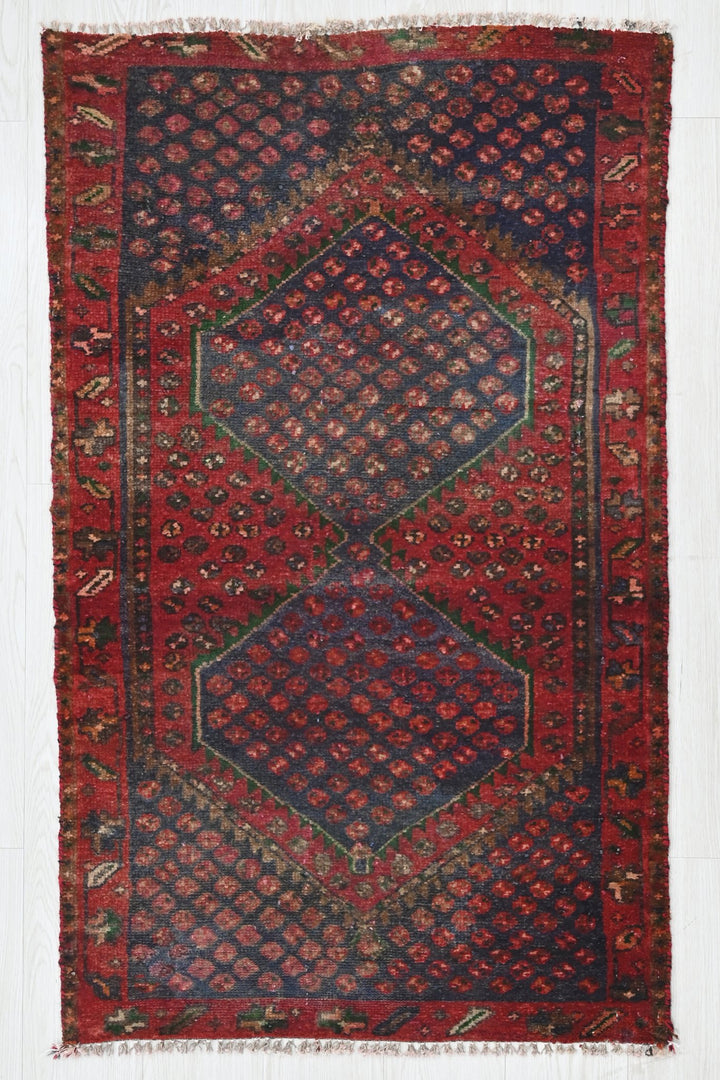 red Accent rug 2' 6" x 4' 1"