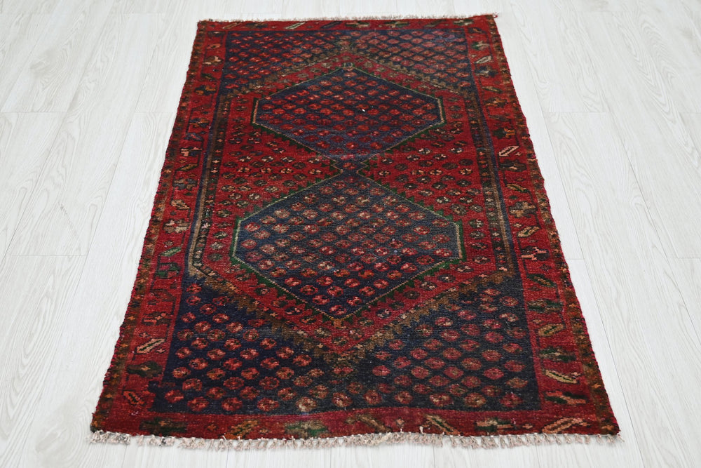 red Accent rug 2' 6" x 4' 1"