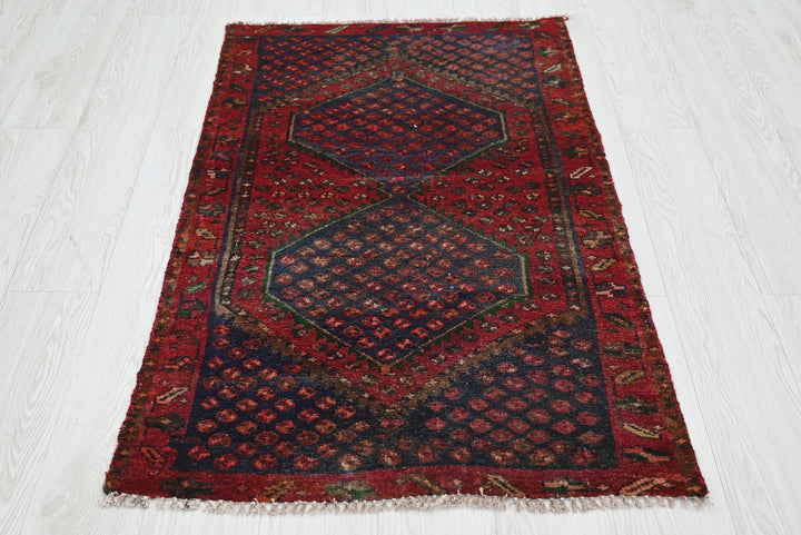 red Accent rug 2' 6" x 4' 1"