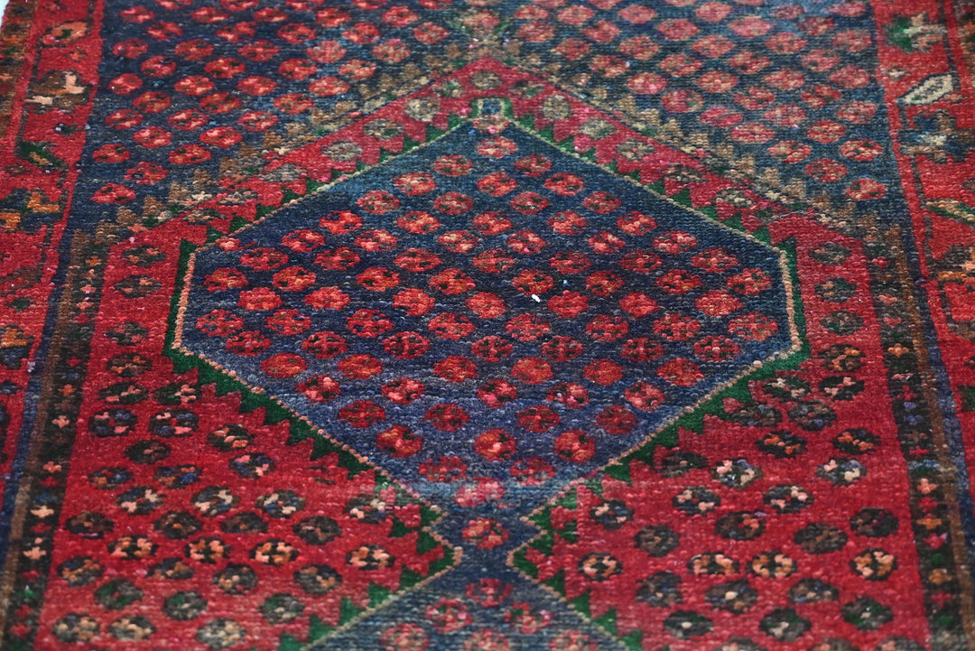 red Accent rug 2' 6" x 4' 1"