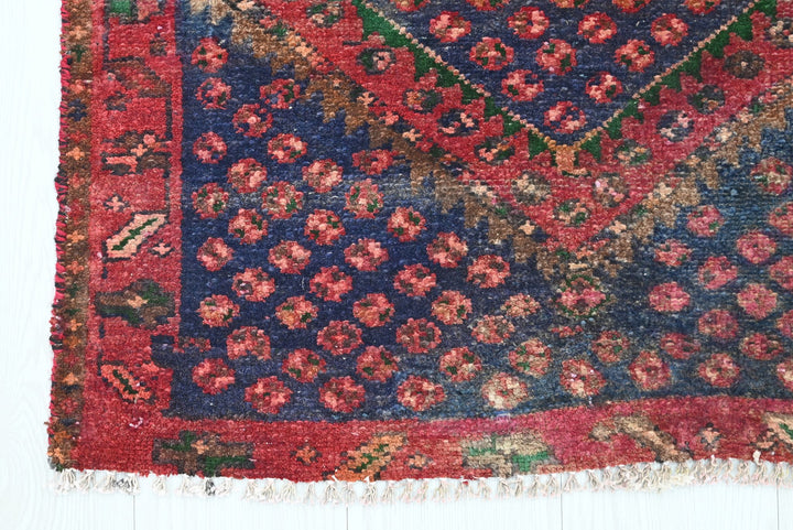 red Accent rug 2' 6" x 4' 1"
